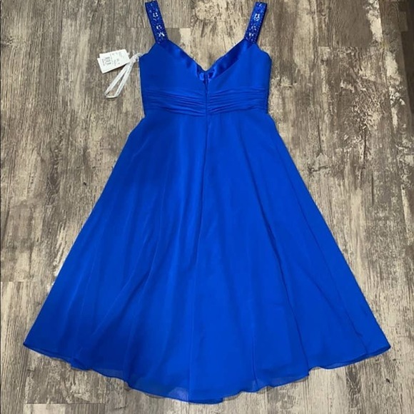 Dresses - Picture 2 of 9